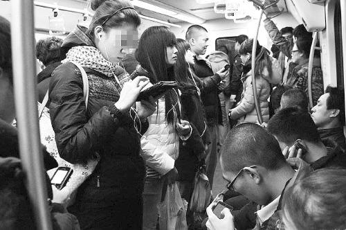 “低头族”遇地铁急刹车摔伤地铁公司有多大责任?