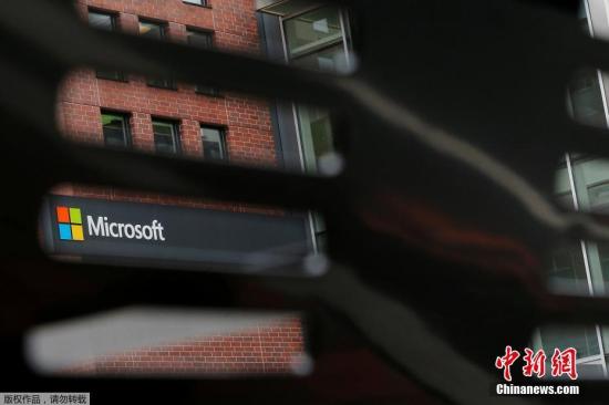 黑客利用美国国家安全局网络武器库泄漏的一个黑客工具制作了恶意勒索软件。虽然微软在该黑客工具被曝光之前一个月就发布了安全补丁，但仍有大量用户未安装补丁。事发后，微软高层谴责美国政府囤积电脑病毒武器，一旦发生泄露，便在全球范围造成严重威胁。如果国安局在发现“视窗”的安全漏洞时就向微软披露，而不是据此开发黑客工具，那么这次大规模网络攻击可能就不会发生。图为当地时间2017年5月15日，美国坎布里奇，微软公司办公室。