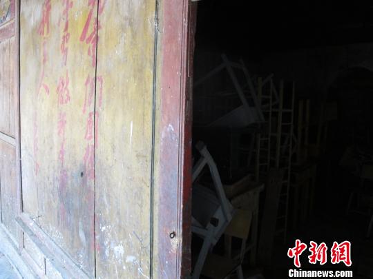 报国寺内存放的桌椅?！≌诺?摄