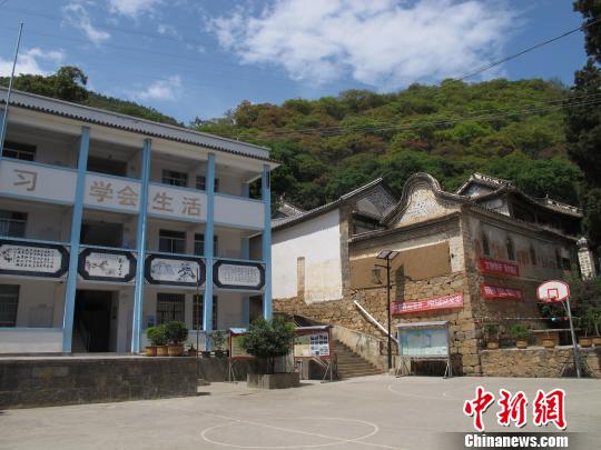 第二代校舍(左)与第一代校舍(右)并排而居?！≌诺?摄