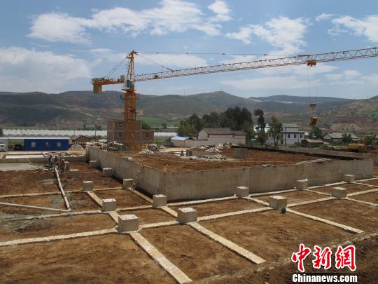 正在建设中的萂村完小第三代校舍?！≌诺?摄