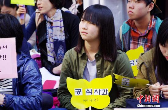 当地时间10月8日，部分韩国的日军慰安妇受害者及人权问题声援团体“挺身队问题对策协议会”在日本驻韩国大使馆前静坐抗议，要求日本政府反省历史并对二战期间日本军队强征慰安妇行为作出正式道歉。韩国的慰安妇受害者及人权团体每周三都会在这里举行抗议活动，很多市民和学生也加入其中，被称为“周三集会”。<a target='_blank' href='http://www.chinanews.com/'>中新社</a>发 贾天勇 摄