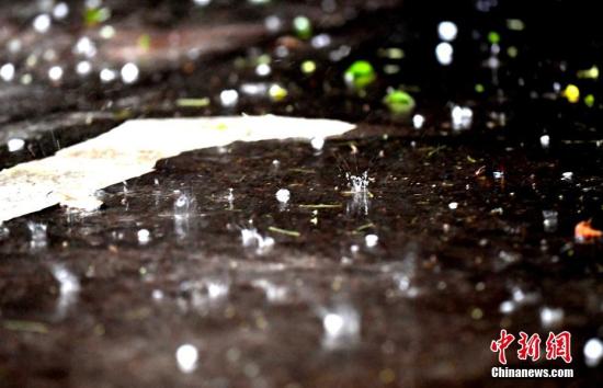 中央气象台5月11日06时继续发布暴雨蓝色预警。预计5月11日08时至12日08时，湖南东北部、湖北东南部、安徽南部、江西北部、浙江西北部、广西北部等地的部分地区有暴雨，局地有大暴雨(100-140毫米)，上述部分地区并伴有短时强降水、雷暴大风或冰雹等强对流天气，小时雨强20~40毫米，最大可达50毫米以上。当日，江西省新余市、九江市出现雷雨大风、冰雹等强对流天气。王剑/文 赵春亮/摄