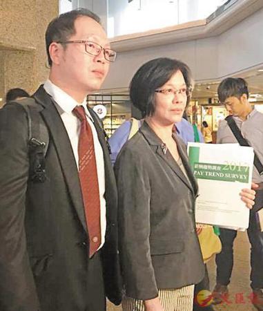 利葵燕(右)形容，递增薪额数字被扭曲。 图片来源：香港《文汇报》