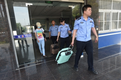 昨日上午,民警护送王女士去银行存钱 记者许魏巍 摄 点击进入下一页