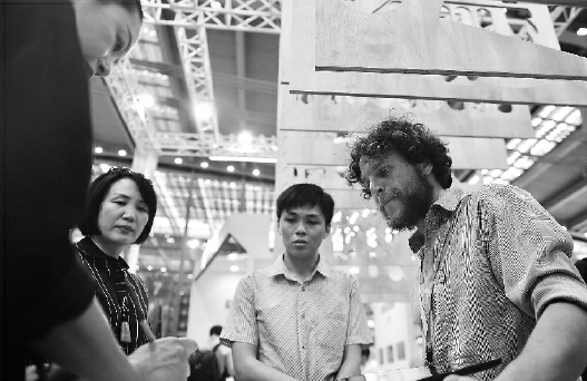 5月12日，来自立陶宛的维陶塔斯·克拉斯尼茨卡（右一）介绍自己带来的项目。第十三届中国（深圳）国际文化产业博览交易会特设“一带一路”国际馆，展览面积7500平方米，该馆依托丝绸之路沿线的文化资源，展示文化交流、商贸沟通的历史成果。    新华社发