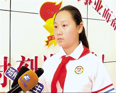 陈可煜接受媒体采访 点击进入下一页