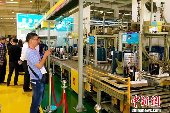 侨商在安徽省肥西县考察交流，寻找合作机遇?！≌徘?摄