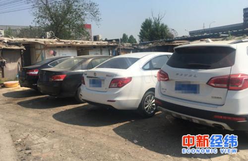 5月17日，后厂村的空地上排列的外地牌照小轿车 中新经纬 魏薇摄