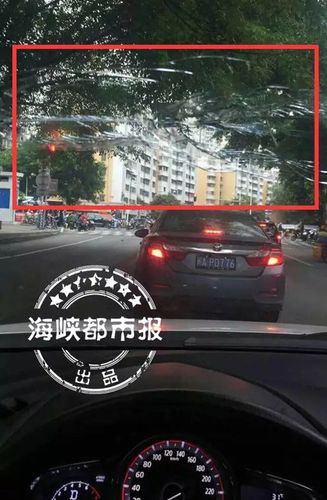 男子持长剑袭击过路行人 警察果断开枪击将其制服