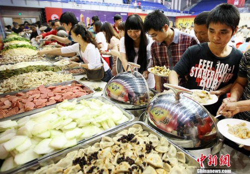 资料图：多位市民正在排队选择麻辣烫菜品。<a target='_blank' href='http://www.chinanews.com/'>中新社</a>发 李一芳 摄