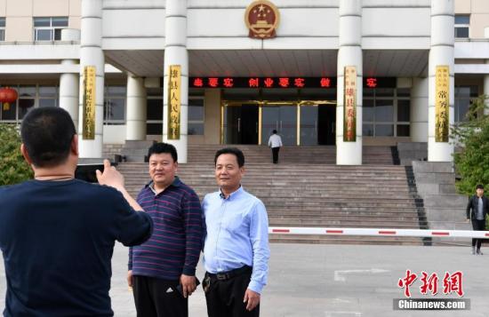 河北雄县人民政府门口，市民拍照留念。 <a target='_blank' href='http://www.chinanews.com/'>中新社</a>记者 翟羽佳 摄