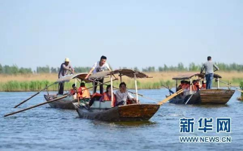 游客在雄安新区安新县白洋淀景区乘船游览(4月29日摄)。新华社记者 朱旭东 摄