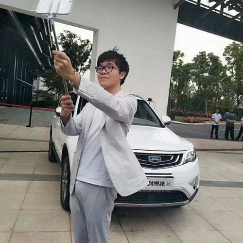 人机大战今日打响 柯洁心态轻松还晒自拍照