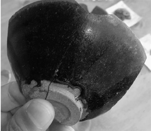 釉色乌黑的建窑浅足碗 点击进入下一页