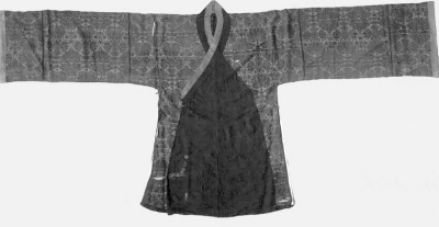 修复后的莲花纹亮地纱袍 修复后的莲花纹亮地纱袍