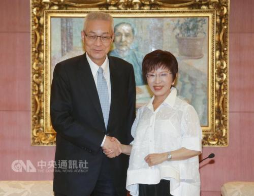 国民党主席当选人、前台湾地区副领导人吴敦义(左)23日至国民党中央党部，拜访现任国民党主席洪秀柱(右)，双方握手致意。图片来源：台湾“中央社” 