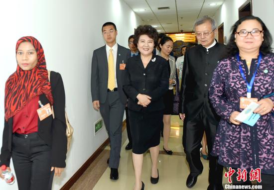 2017年5月23日，中国国务院侨办主任裘援平（中）在北京会见东部非洲中国和平统一促进会访问团。 中新社记者 张勤 摄