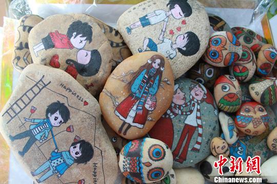 图为绘制好的石头画?！⊙疃?摄