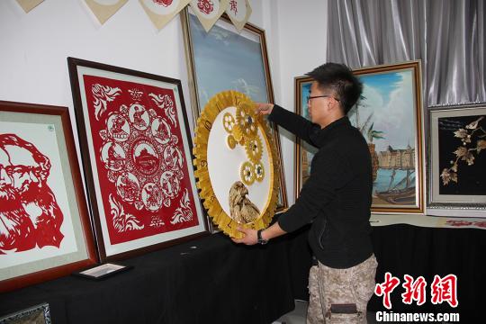 图为魏康龙新制作的“表”?！⊙疃?摄