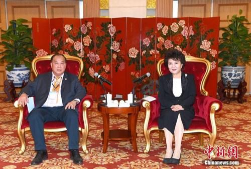 中国侨网5月23日，中国国务院侨办主任裘援平在北京会见美国安良工商会访问团。 中新社记者 张勤 摄