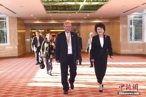 中国侨网5月23日，中国国务院侨办主任裘援平在北京会见美国安良工商会访问团。 中新社记者 张勤 摄