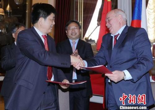 中国侨网当地时间5月23日，中国湖北宣传文化交流团与俄方“救世主塔楼”军乐节组委会在克里姆林宫就湖北参加军乐节一事举行会晤。期间，双方签署了“参加‘救世主塔楼’国际军乐节”协议?！⊥跣蘧∩? style=