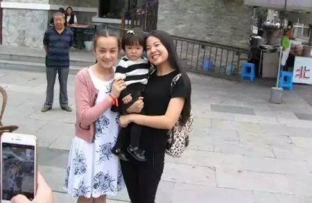 今年是第三届比赛，冠军是下图左边的这位小姑娘，她的夺冠时间是6天。（图片来源：海外网）0