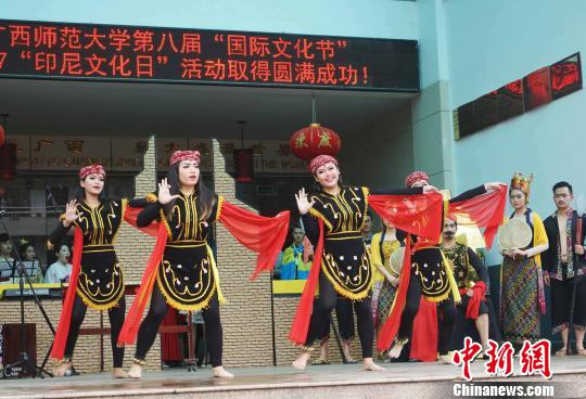 印尼学生表演东爪哇省传统歌舞表演?！√泼蜗?摄