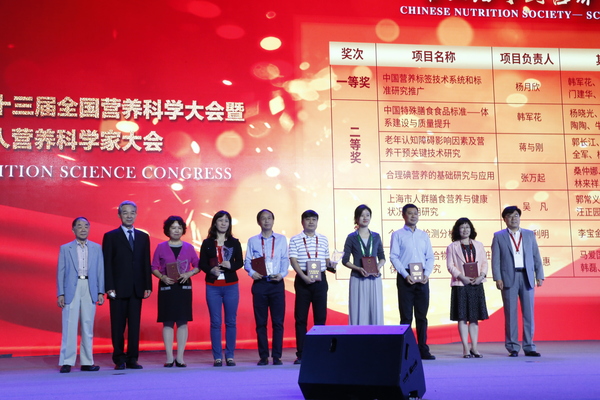 ５、大会颁奖现场。营新　摄影