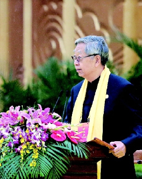 ▲十届全国人大常委会副委员长、中华炎黄文化研究会会长许嘉璐恭读《拜祖文》