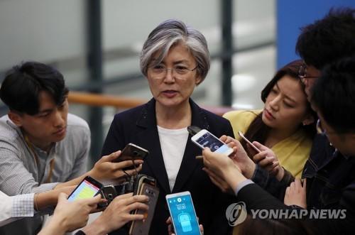 5月25日，在仁川国际机场，康京和接受媒体采访。（图片来源：韩联社）