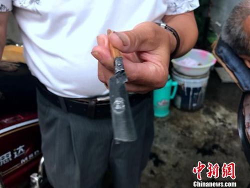 熊高武展示洗眼所用的工具?！÷姥?摄