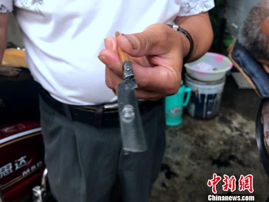 熊高武展示洗眼所用的工具?！÷姥?摄