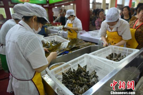 资料图：制作粽子。张浪 摄