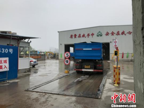 不时有卡车进出位于祁连山路430号的装修垃圾分拣处置中心?！⊥踝犹?摄