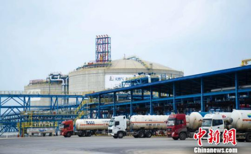 资料图：图为满载液化天然气(LNG)的槽罐车从工厂驶出?！〉岳钋?摄