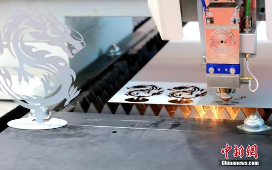 一激光机床正在精准切割“龙”形造型。 <a target='_blank' href='http://www.chinanews.com/'>中新社</a>记者 王舒 摄
