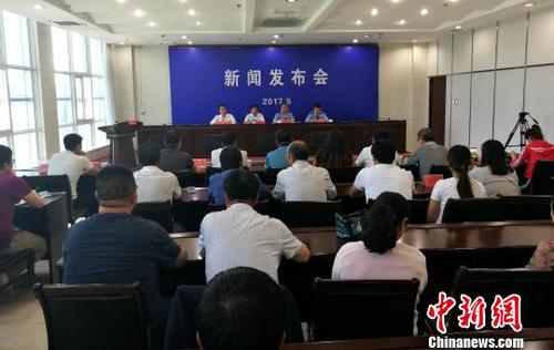 陕西一幼儿园疑用变质食材官方:“老鼠屎”系黑米