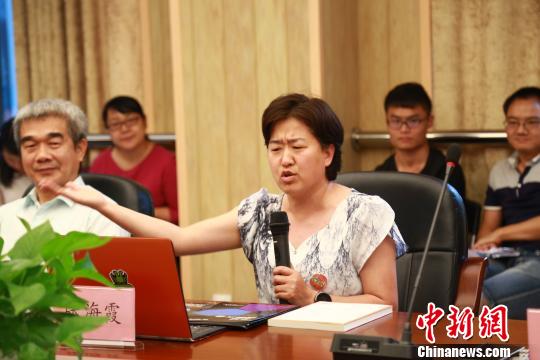 北京大学教授张海霞(中发言者)出席创新创业教育两岸论坛?！∥荷乩?摄