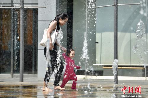 资料图：5月17日，北京开启了高温干热的“炙烤”模式。<a target='_blank' href='http://www.chinanews.com/' >中新网</a>记者 金硕 摄