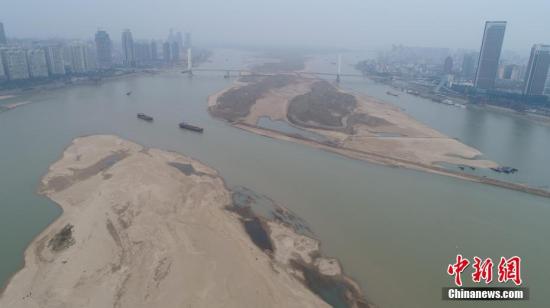 资料图：春旱致赣江水位大跌，江面大片江心洲裸露。秦方 摄