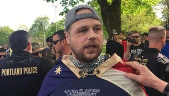 美国男子情绪失控辱骂穆斯林 2名乘客阻止遭刺杀