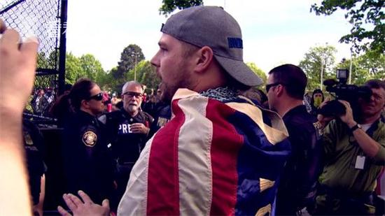 美国男子情绪失控辱骂穆斯林 2名乘客阻止遭刺杀