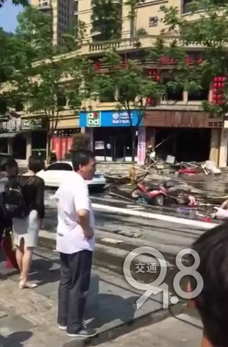 浙江一火锅店爆炸 目击者:现场惨不忍睹 全是血