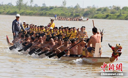 资料图：江西省上饶市鄱阳县油墩街镇漳田渡十余条龙舟在湖上竞技。 杨帆 摄