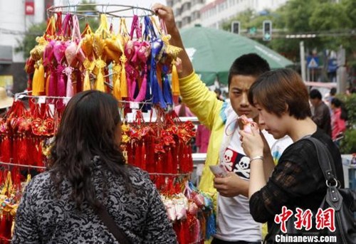 资料图：端午佳节临近，甘肃轩辕故里清水县传统手工荷包香飘街头。雷金锋 摄