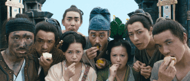 水果贩怎么总拿瓶子给荔枝喷水?记者探访得真相