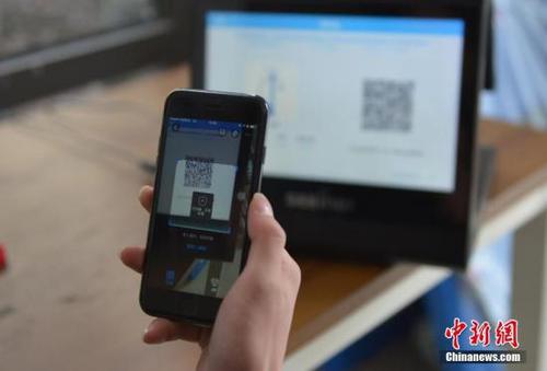 资料图：3月1日，浙江杭州一位市民通过扫码租借生活工具。<a target='_blank' href='http://www.chinanews.com/'>中新社</a>记者 王刚 摄 (图文无关)