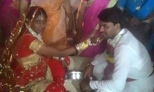 惊！印度女子将硫酸灌入前男友喉咙致其死亡